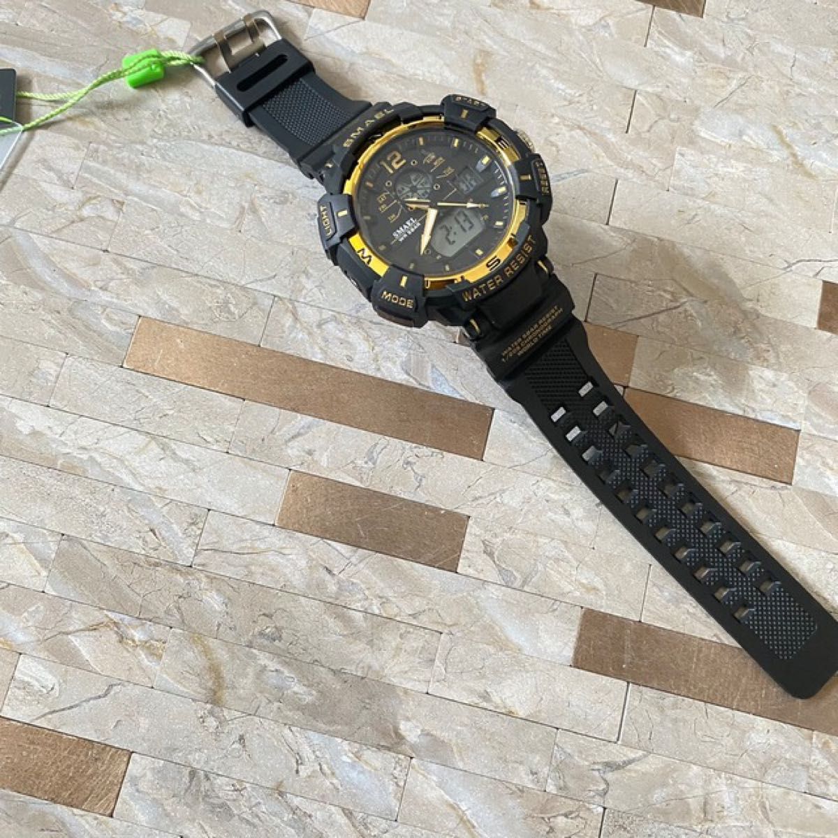 新品送料無料メンズ腕時計デジタル多機能メンズLEDブラック×ゴールド