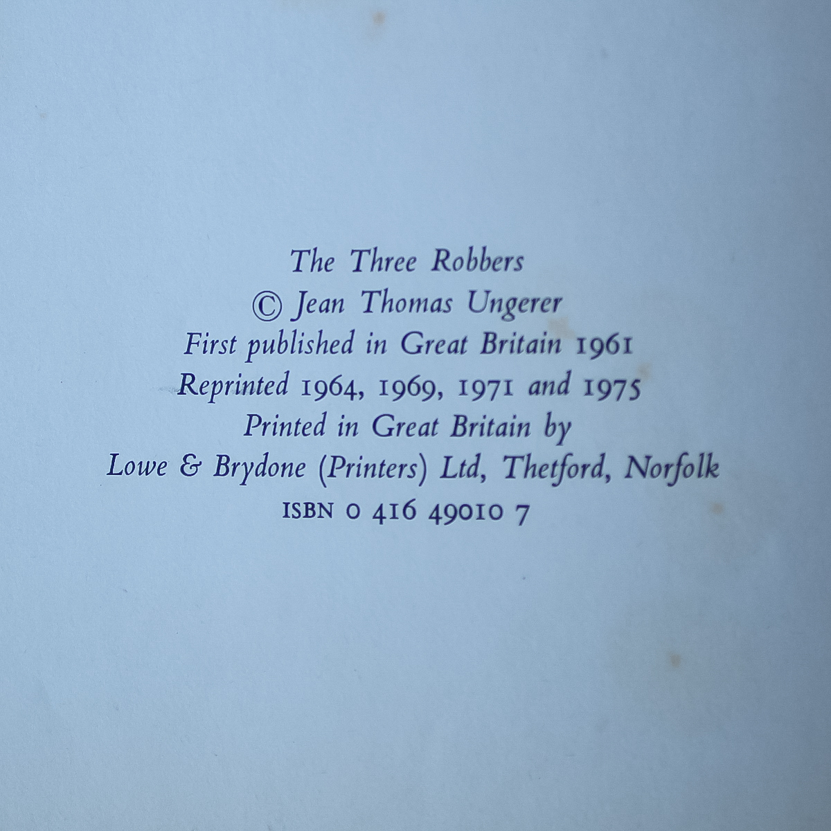 すてきな三にんぐみ 英語 イギリス 1975年 THE 3 ROBBERS TOMI UNGERER UK トミアンゲラー トミーウンゲラー 絵本 洋書 アート デザイン