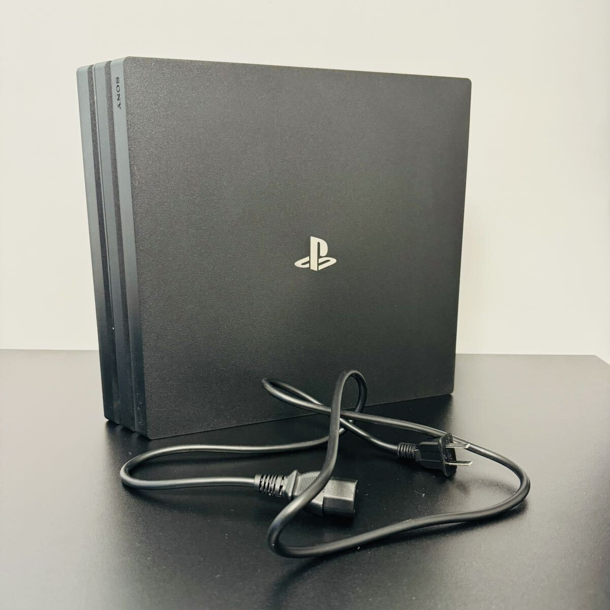 【PS4Pro】 CHU7100B SONY ps4 pro 1TB Jet Black 動作確認済み 本体 ケーブル付属 4K HDR 中古 動作品_画像2