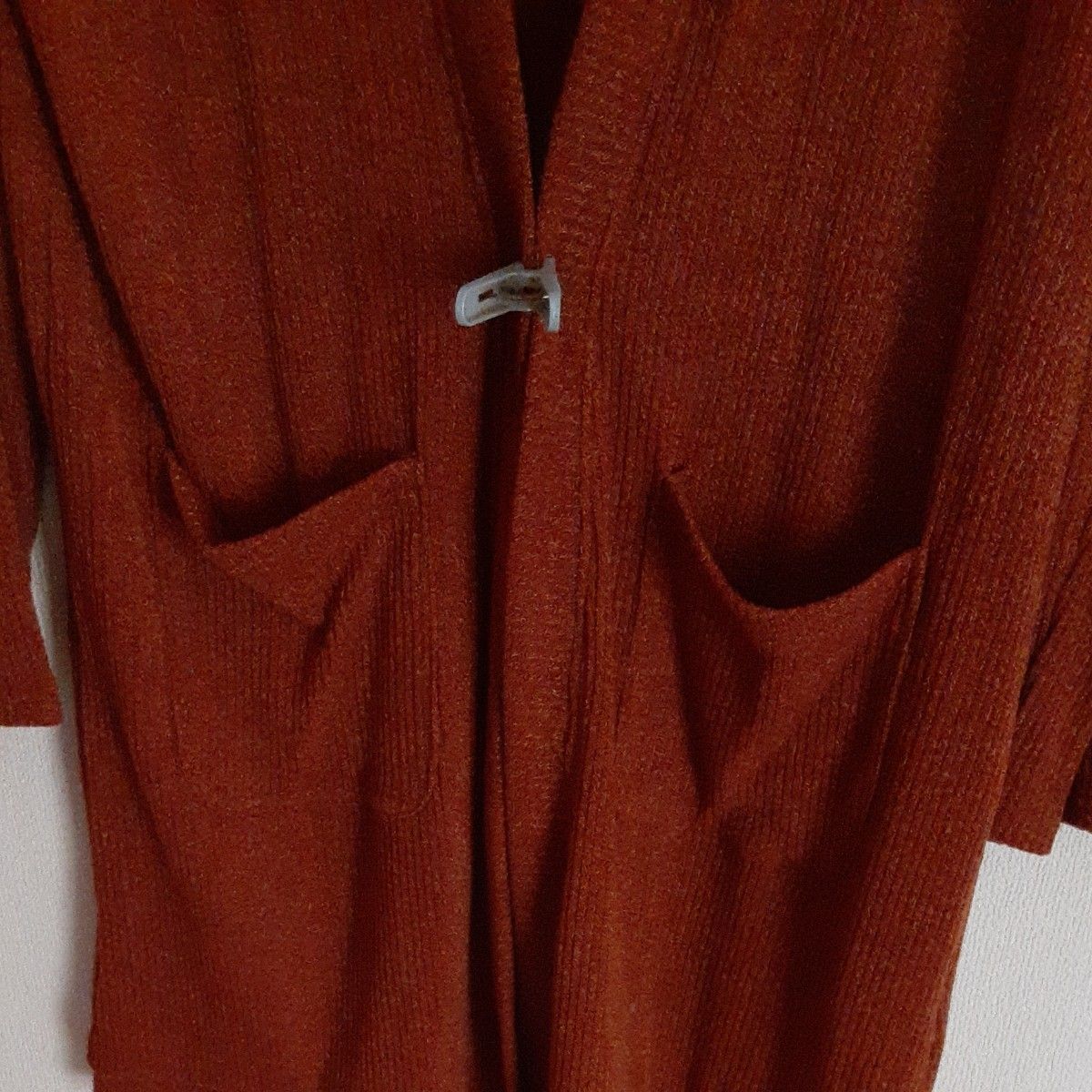 オレンジ色の 長袖 ロングカーディガン