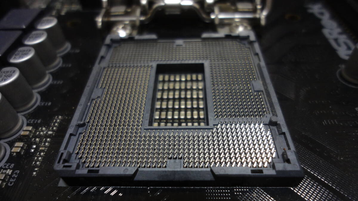 ASRock H570 PHANTOM GAMING4 ATXマザーボード CPUソケット：LGA1200 中古 付属品ネジ・SATAケーブル その2の画像5
