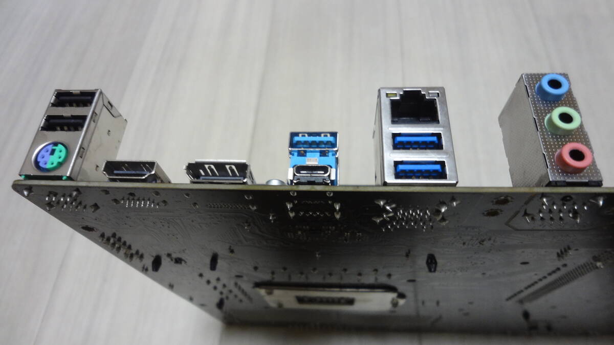 ASRock H570 PHANTOM GAMING4 ATXマザーボード CPUソケット：LGA1200 中古 付属品ネジ・SATAケーブル その2の画像6