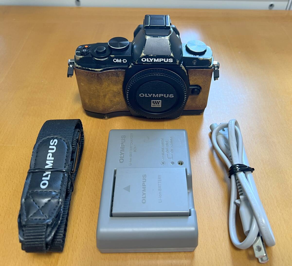 7752円 OM-D E-M5 ボディ ブラック 貼革 - オリンパス 7752円 OM-D E-M5 ボディ ブラック 貼革 - オリンパス