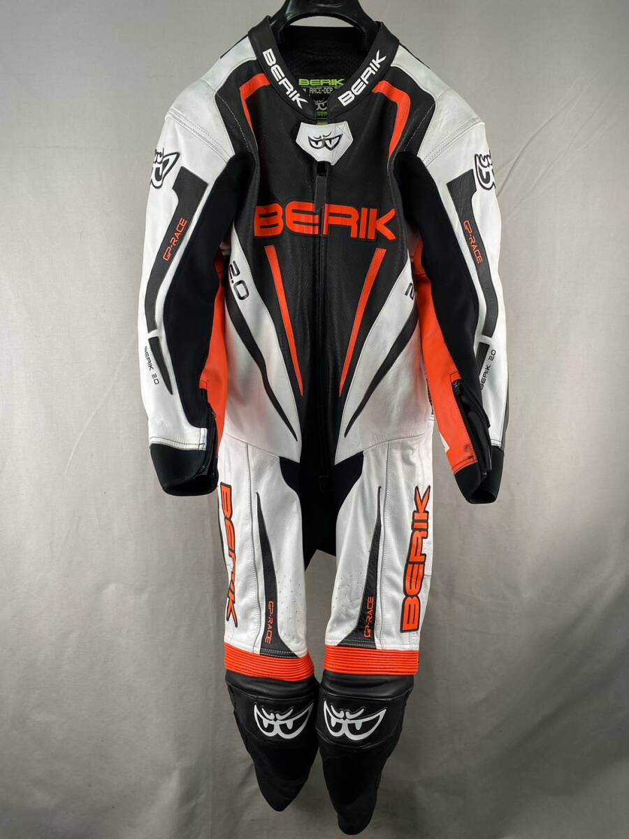 BERIK ベリック レーシングスーツ WHITE/BLACK/F,RED 52サイズ 訳あり 新品未使用 バイク サーキット 革ツナギ レザースーツ_画像1