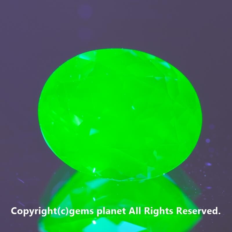 3.90ct 青/緑カラーチェンジ キュービックジルコニア UVライト反応 434_参考画像 UVライト照射時