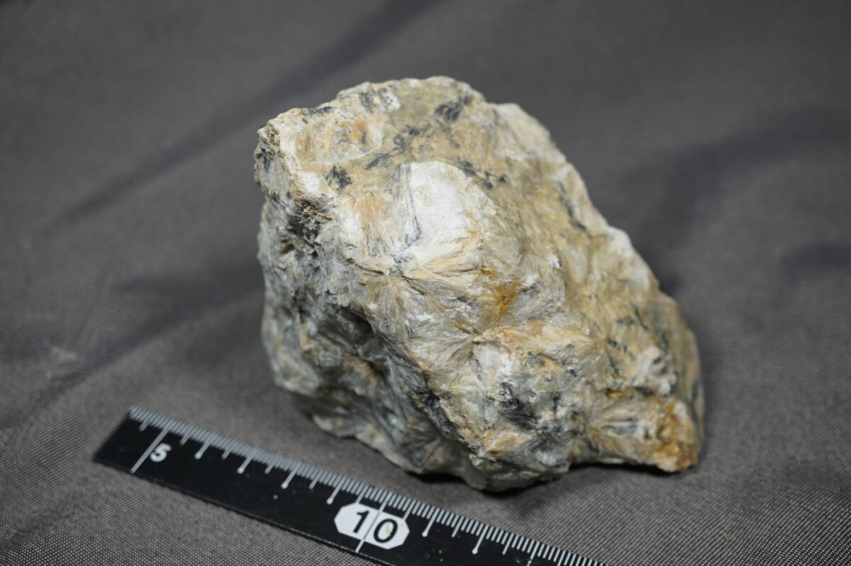 外国産鉱物★　珪線石（Sillimanite )　フランス産　　　重さ約５２４ｇ_画像2