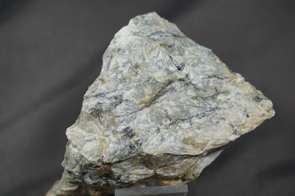 外国産鉱物★　珪線石（Sillimanite )　フランス産　　　重さ約５２４ｇ_画像3