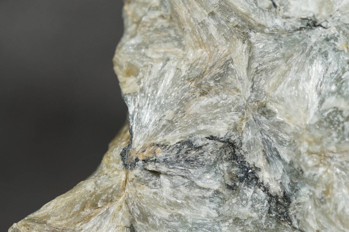 外国産鉱物★　珪線石（Sillimanite )　フランス産　　　重さ約５２４ｇ_画像5