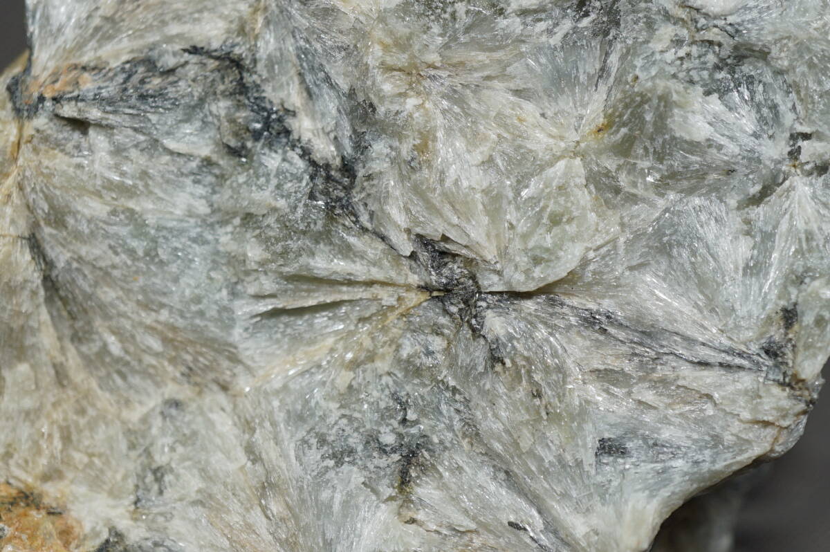 外国産鉱物★　珪線石（Sillimanite )　フランス産　　　重さ約５２４ｇ_画像6