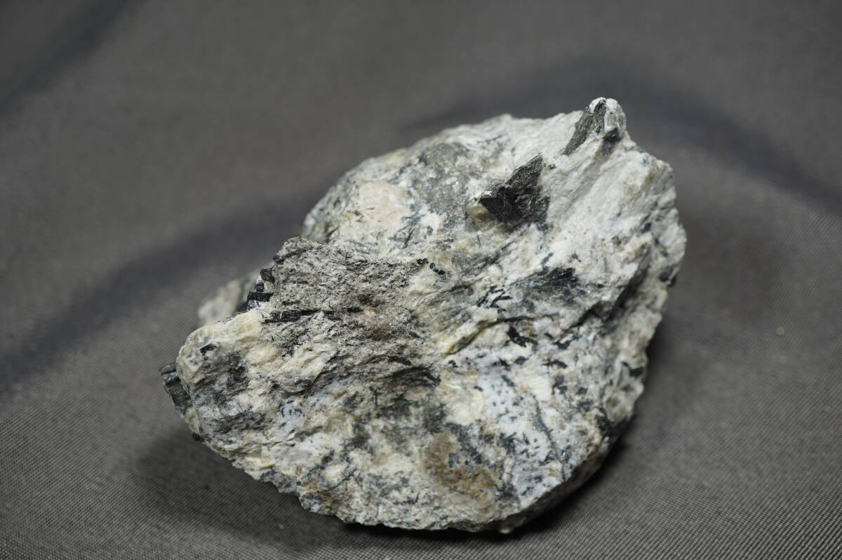 外国産鉱物★　カンクリ石（灰霞石）　Mt.,Saint Hilaire Quebec, Canada　　重さ約３２９ｇ_画像5