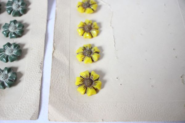 ベルギー アンティーク 古いボタン 花の形 緑と黄色 まとめて25個セット！_画像5