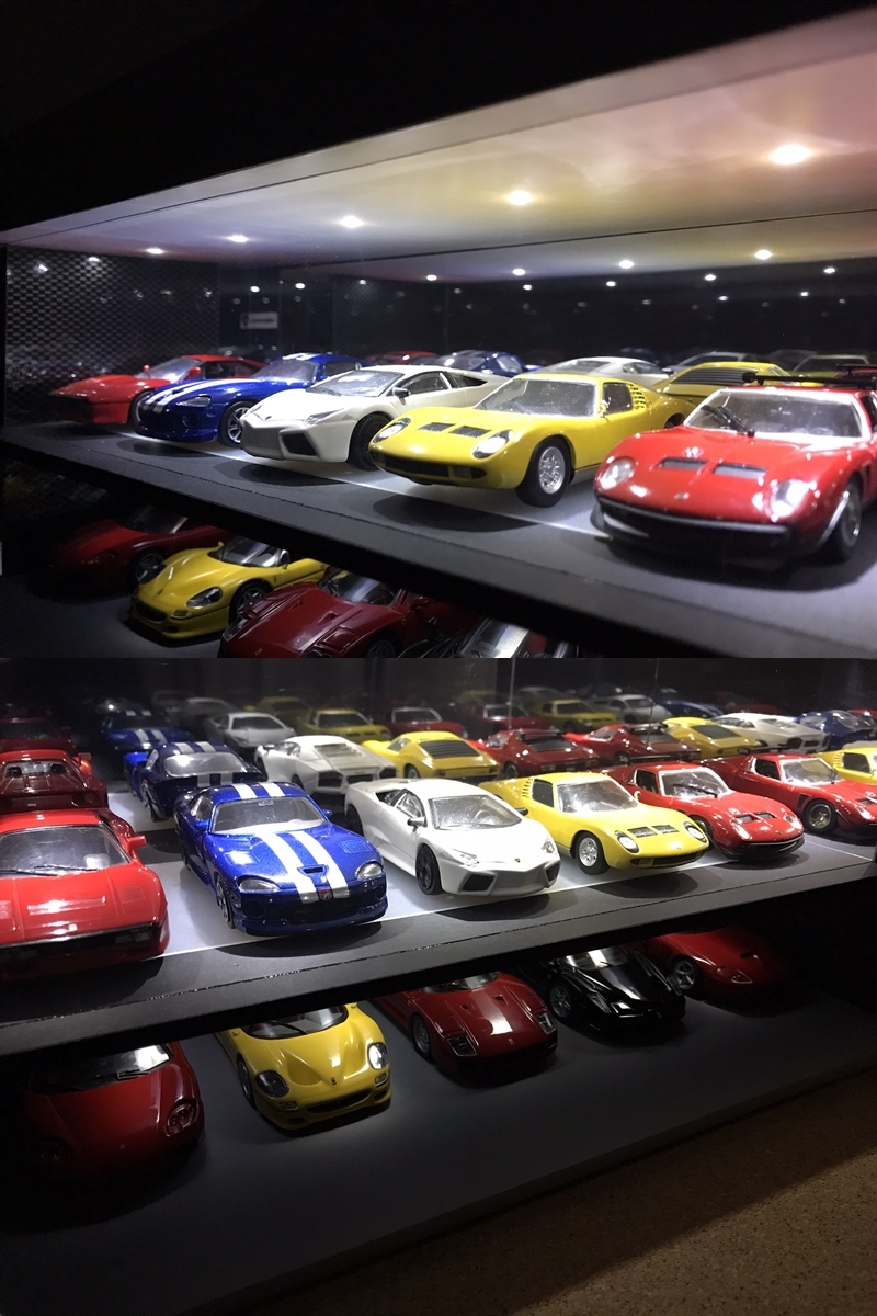 ミニカー専用ジオラマ：1/43 カーディーラーⅠ（光沢カーボン）／最大展示台数10台／デザイン階段／ショールームミラー貼り／看板変更可！_画像5