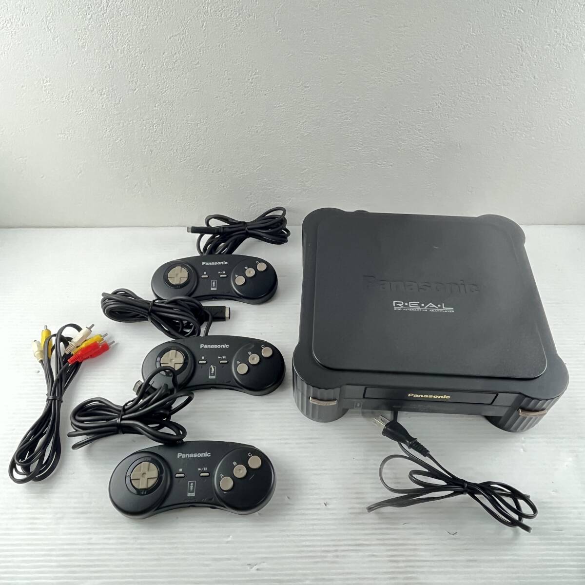 75 Panasonic 3DO REAL FZ-1 本体セット 日本製ゲーム機 パナソニック コントローラー 赤白黄色ケーブル インタクティブマルチプレーヤーの画像1