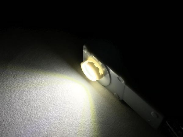 【フットランプ白1P】トヨタ プリウス クラウン ハリアー ノア 30系 40系 50系 フットランプ LED インナーランプ 白 ホワイト_画像2