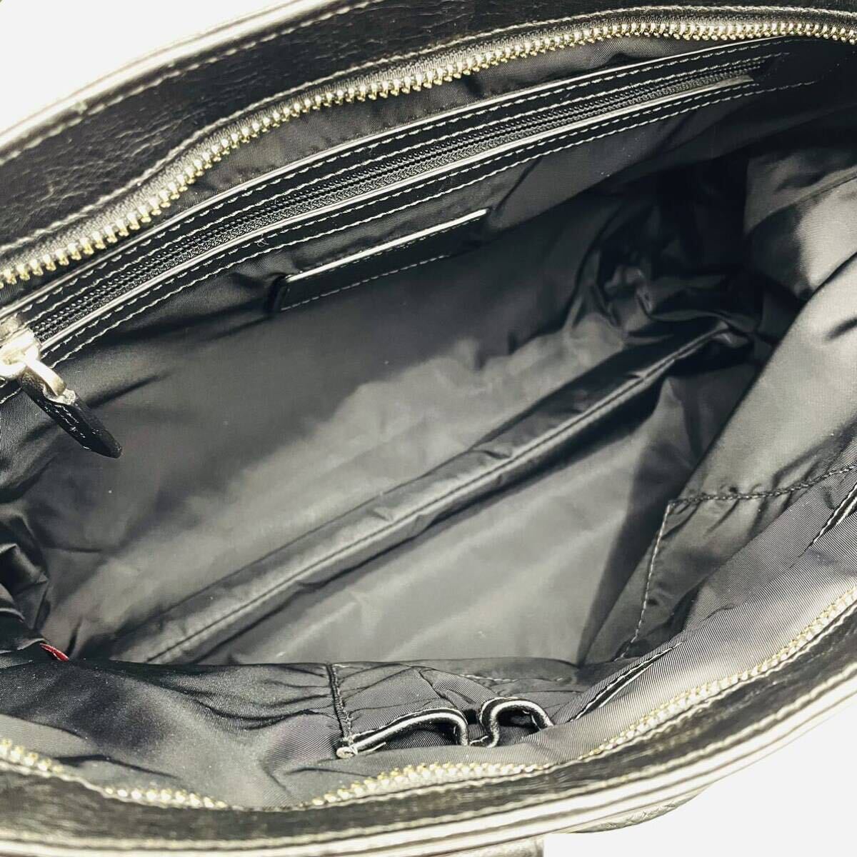 美品 トゥミ TUMI ビジネスバッグ 2way オールレザー 本革 チャーム ロゴ メンズ ブラック A4 幅拡張可 ブリーフケース ショルダーバッグの画像8