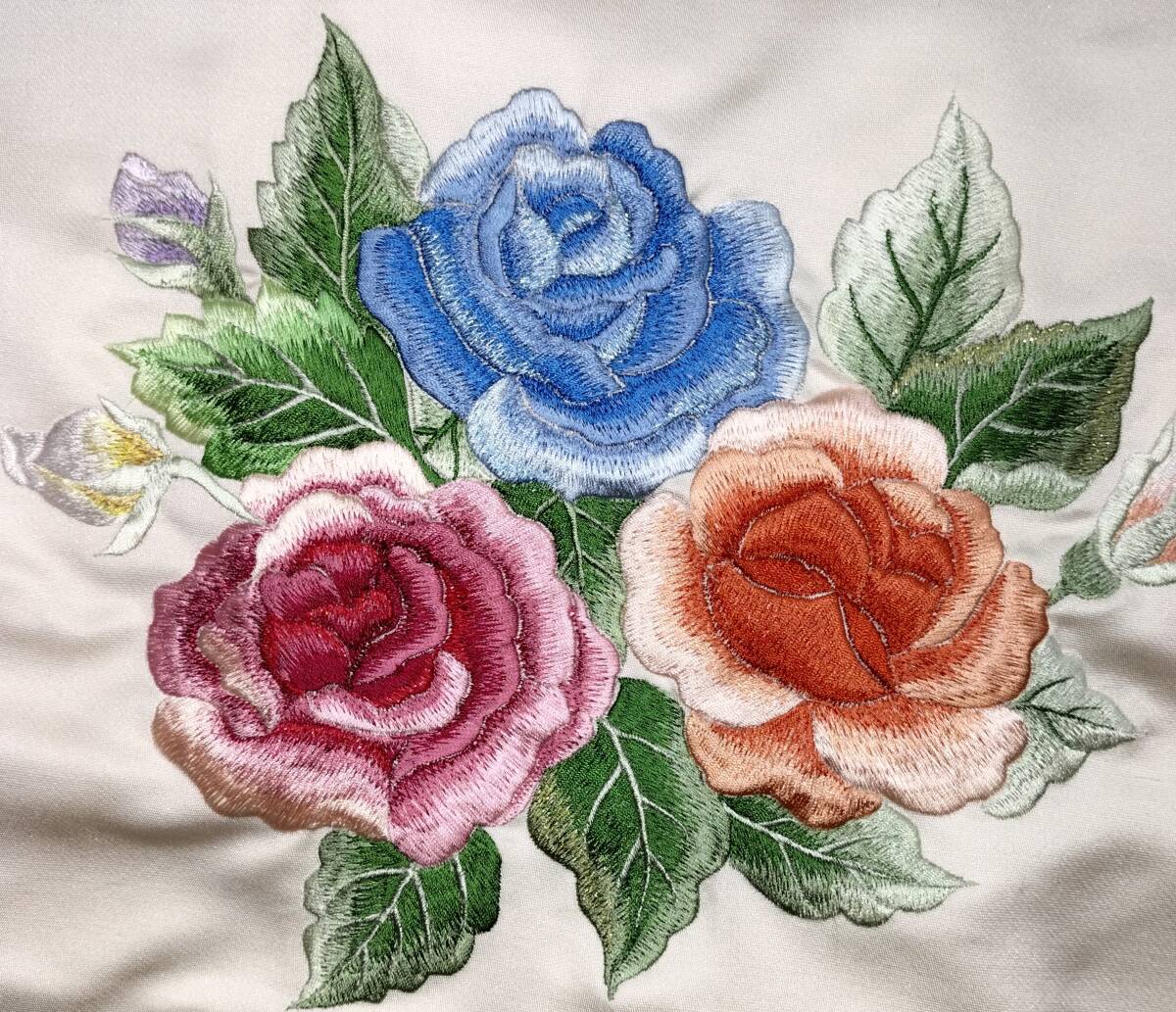 薔薇の刺繍、少しラメ入、生地正絹_画像1