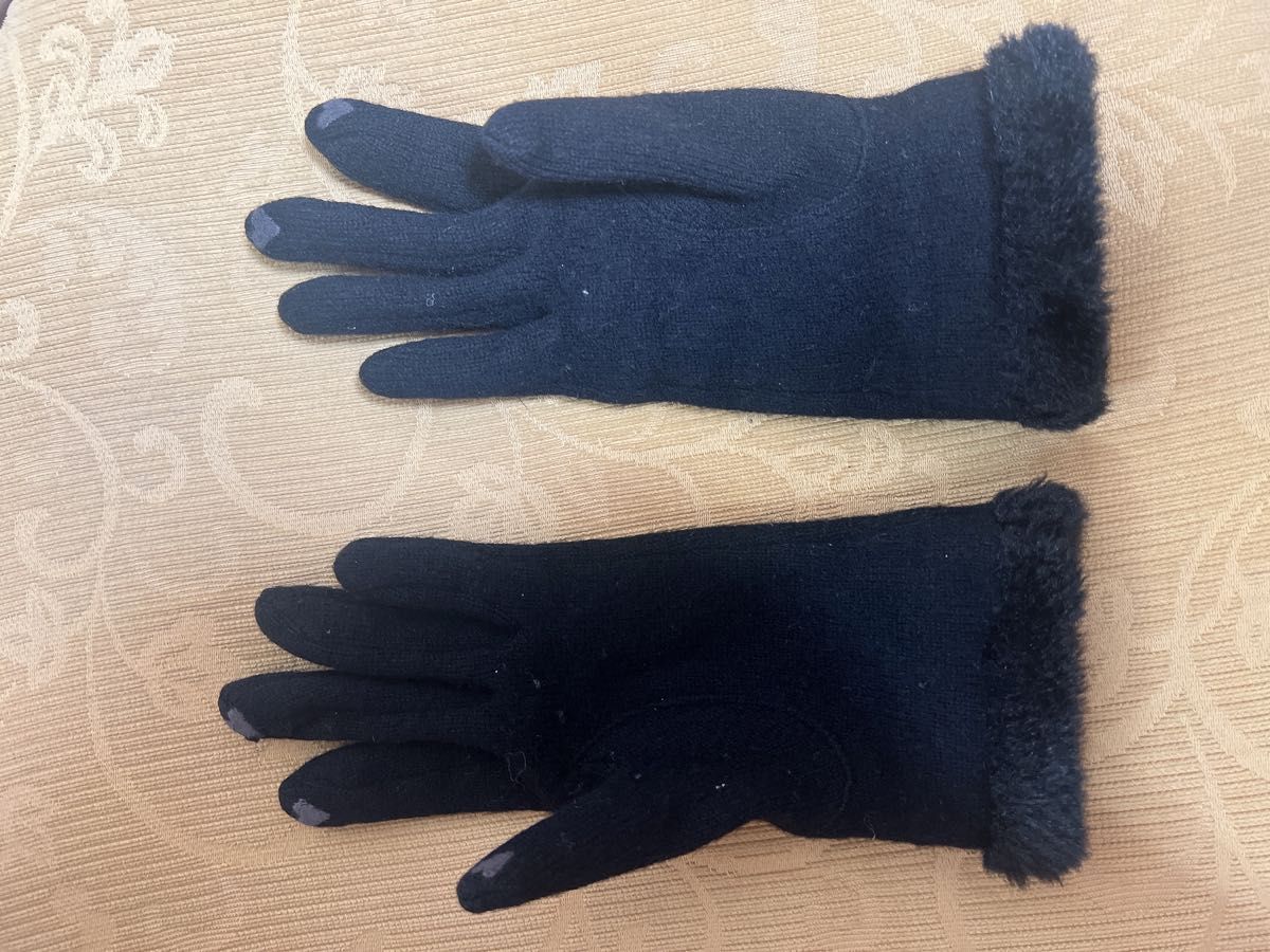 FURLA 可愛い 手袋 グローブ 黒 ブラック ネイビー 紺 防寒 フルラ ブランド ファー リボン スマホ対応 スマホ操作