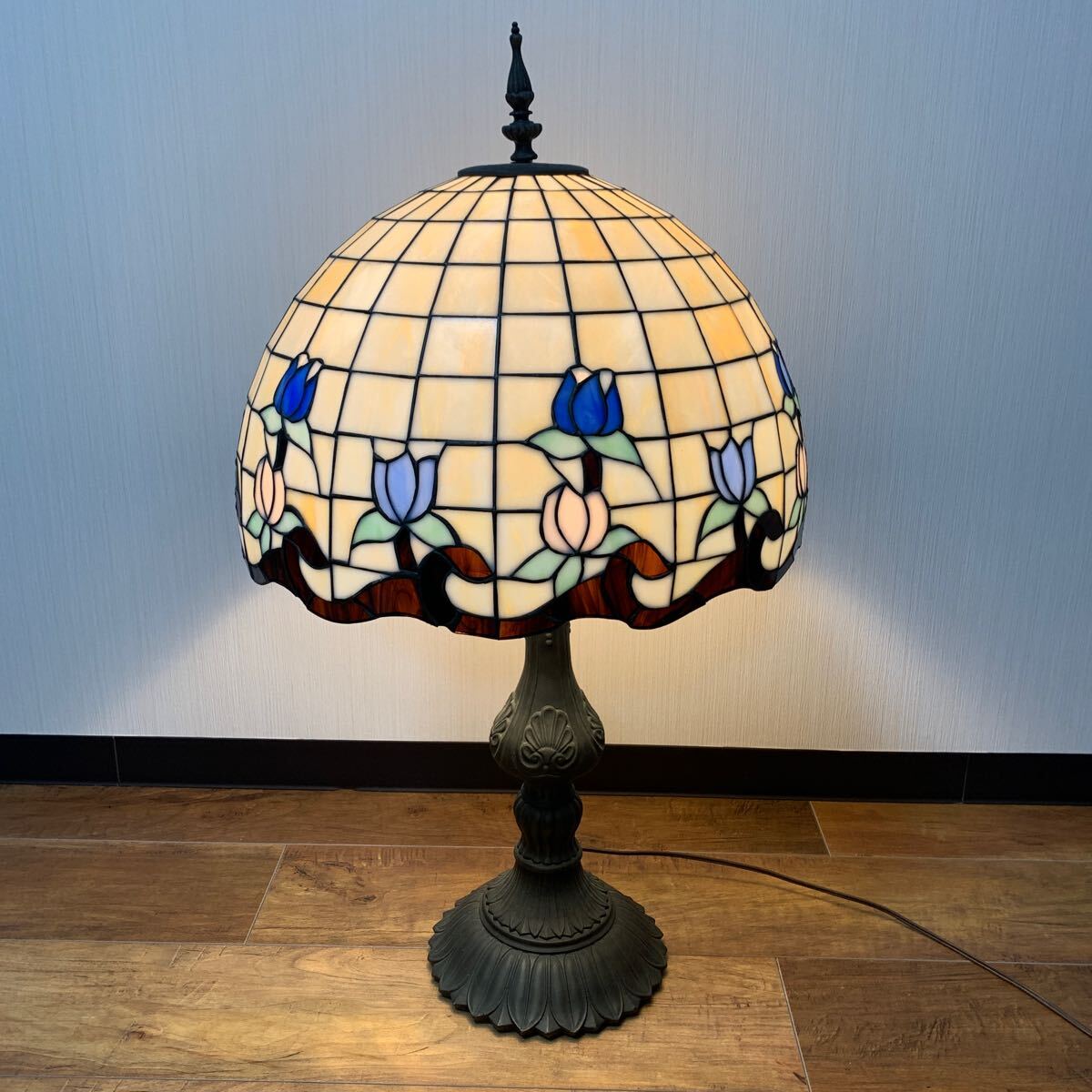 ステンドグラス ステンドランプ 卓上ランプ ランプ アンティーク 花柄 レトロな雰囲気がおしゃれ 間接照明 ベッド 寝室 中古 40×40×75