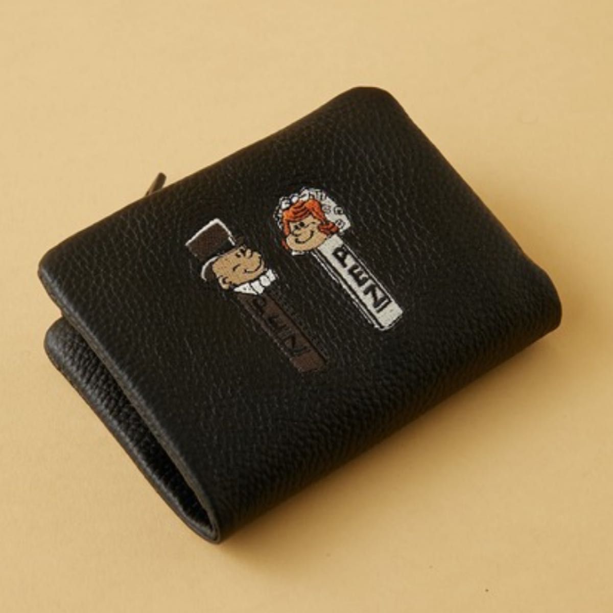 PEZ ペッツ イアパピヨネ 刺繍折り財布 二つ折り ブラック PEZ ペッツ イアパピヨネ 刺繍折り財布 二つ折り ブラック