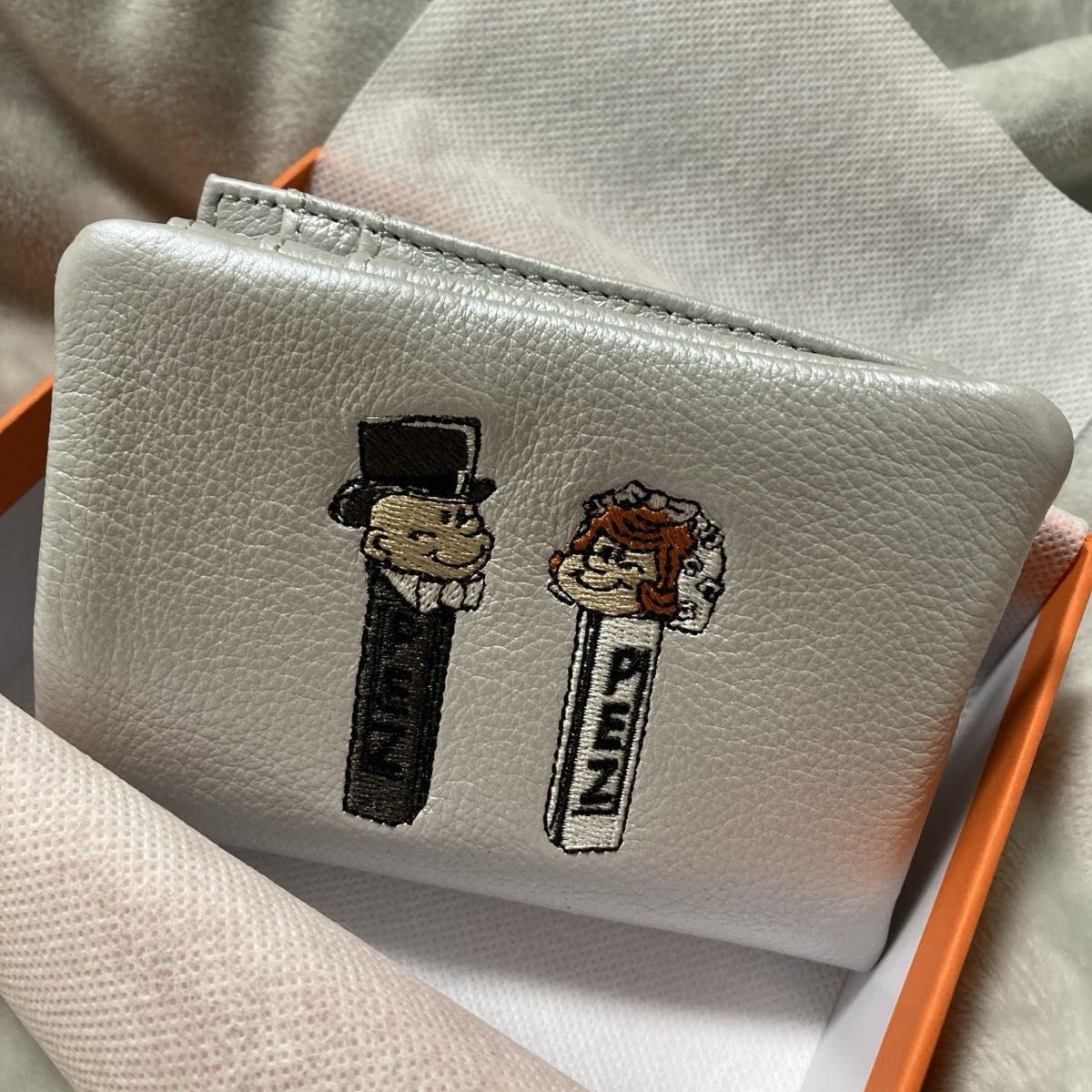 PEZ ペッツ イアパピヨネ 刺繍折り財布 二つ折り パールホワイト PEZ ペッツ イアパピヨネ 刺繍折り財布 二つ折り パールホワイト