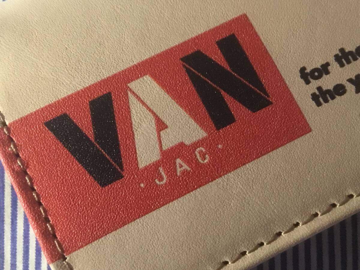天然ヌメ革使用！VAN JAC ヴァンヂャケット 三つ折りレザーウォレット 伝説の銀座みゆき族が小脇に抱えていた紙袋ロゴデザイン！VAN JACKETの画像1