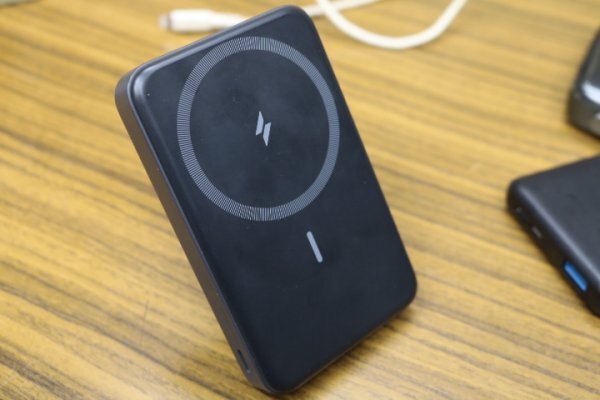 ANKER633　5000mAh　置くだけ充電と　大容量バッテリーオマケ　お得セット_画像2