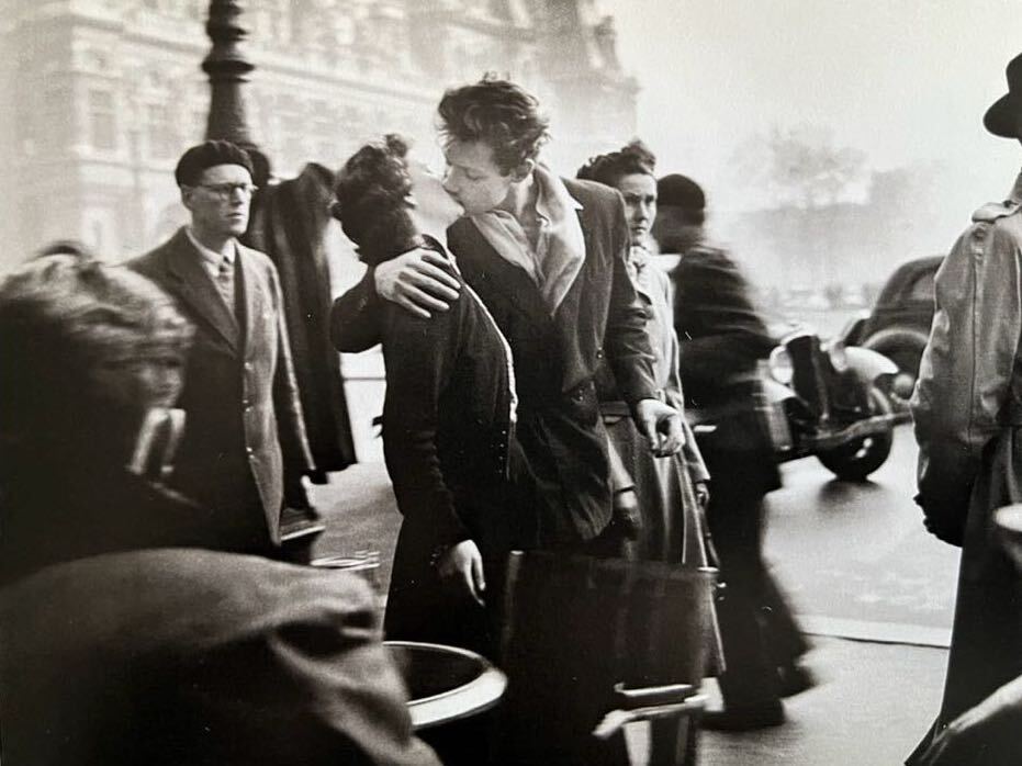 【ロベール・ドアノー】23種展開 「パリ市庁舎前のキス」写真家 Robert Doisneau 1 印刷物 ポストカード 木製額31×26 cmロベールドアノー_画像1