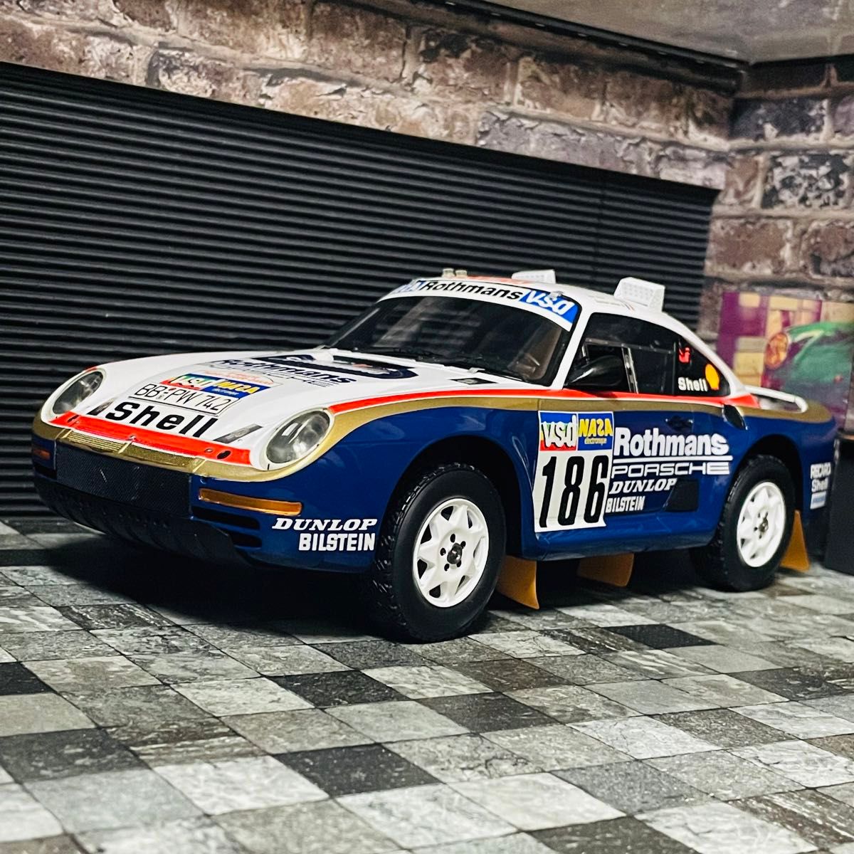 カスタム品 1/18 TSM ポルシェ 959 パリ・ダカールラリー 1986 カスタム品 1/18 TSM ポルシェ 959 パリ・ダカールラリー 1986