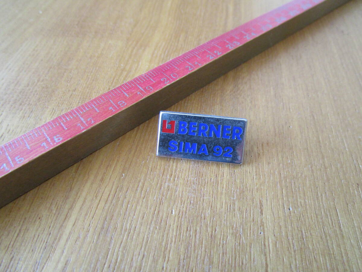 古い ピンバッジ：BERNER SIMA 92 その他 ピンズ #J_画像2