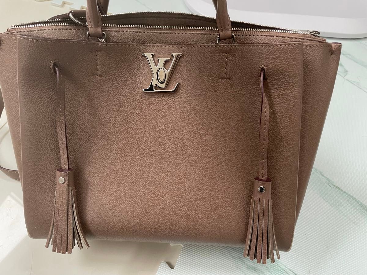 ルイヴィトン　ロックミー　トート　美品　ショルダーバッグ　トートバッグ ハンドバッグ　LOVISVUITTON