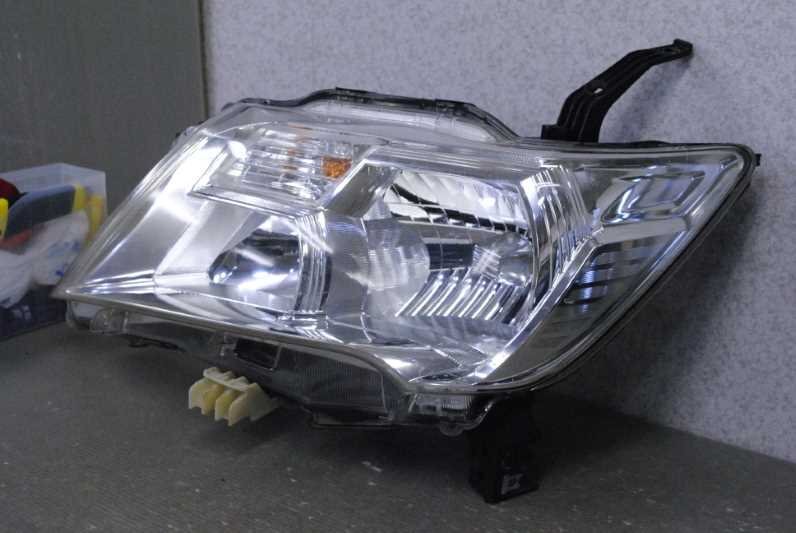 セレナ ハイウェイスター 2WD 前期(FC26 C26) 純正 コイト 左 ヘッドライト HID バラスト レベライザー付 キセノン 100-23097 s011258_画像2