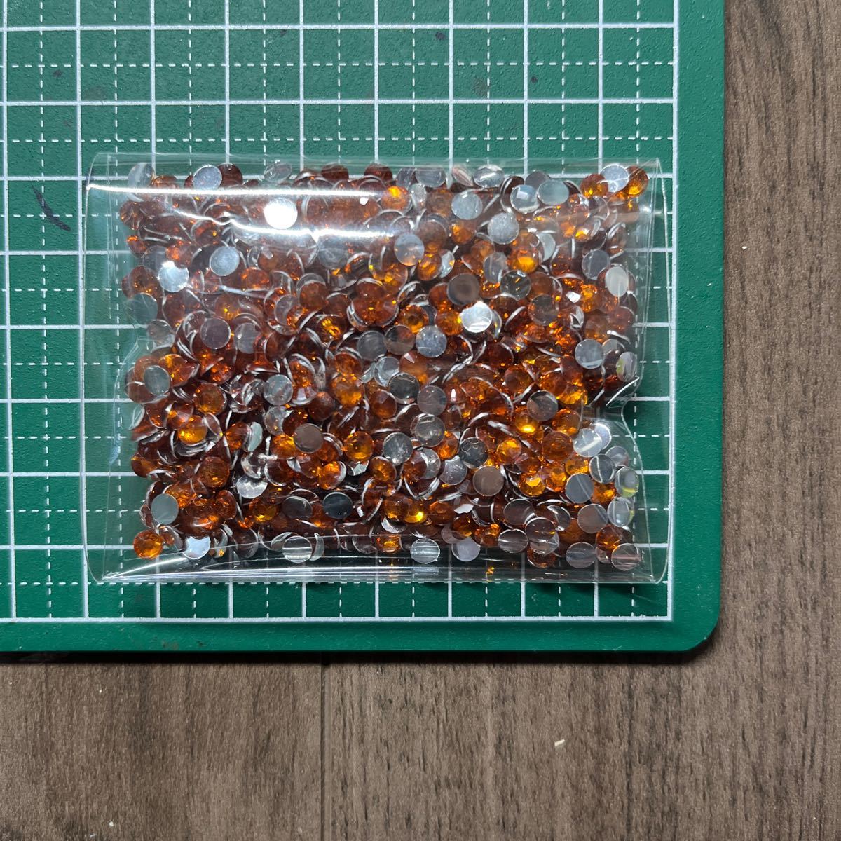 高分子ストーン オレンジ 4mm 約1000粒 デコパーツ ラインストーン_画像1
