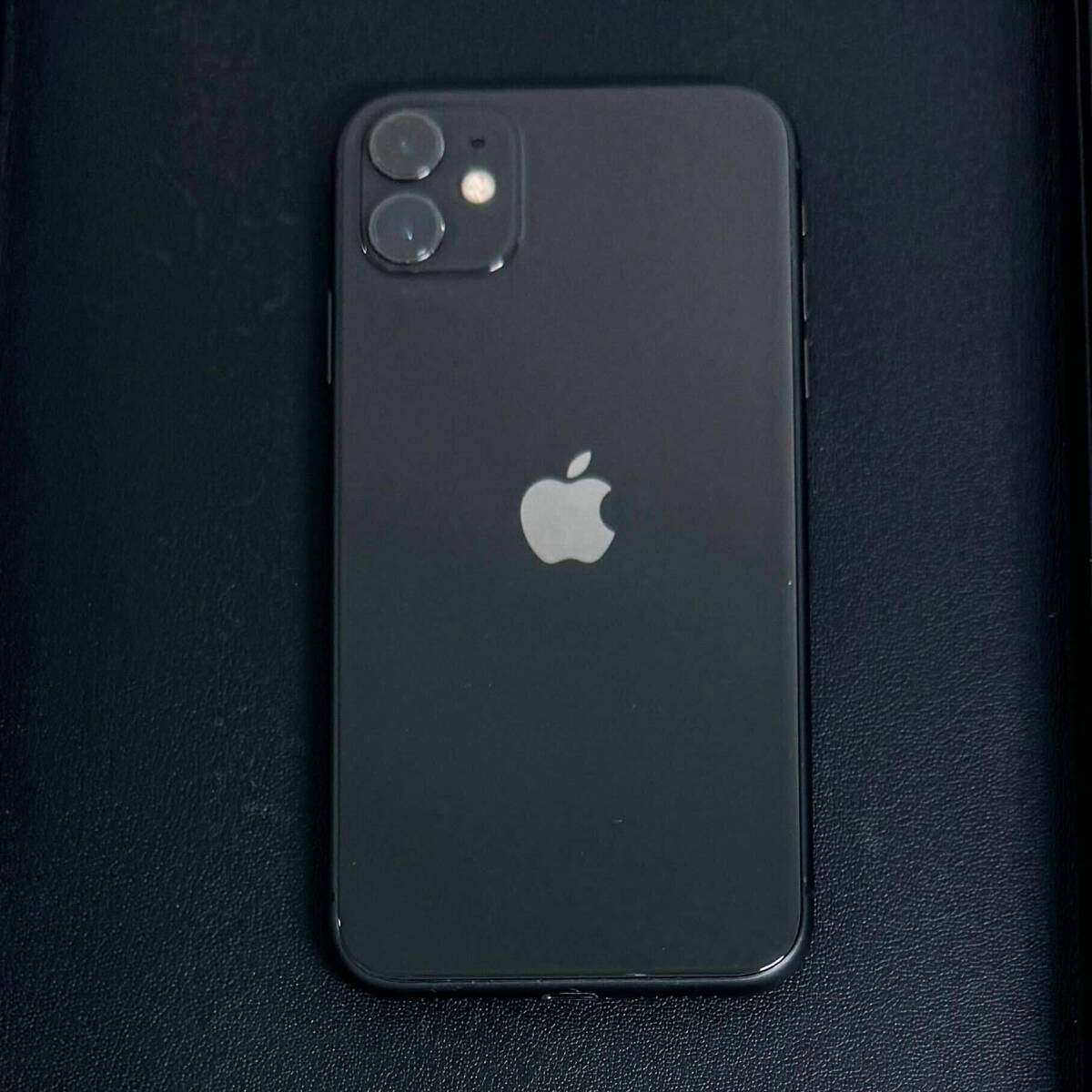 ◆中古 ◆ 【KDDI 判定〇 /Apple】iPhone 11 64GB ブラック MWLT2J/A / SIMロックなし バッテリー最大容量74％ スマートフォン 【3685】_画像5