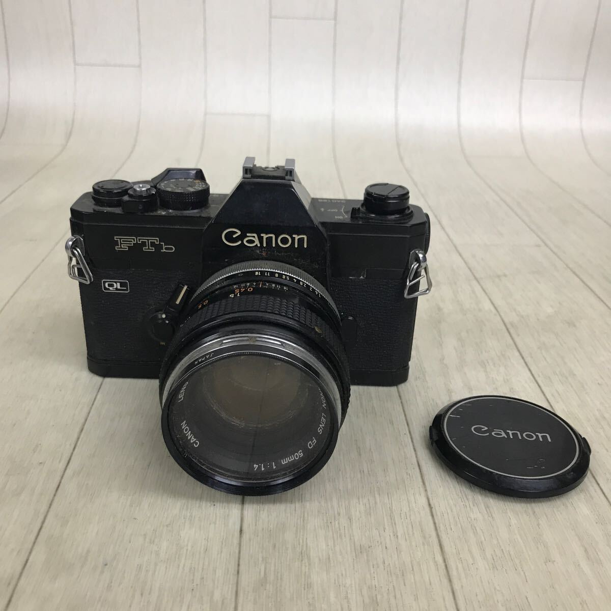 B1854 レトロ シャッターOK Canon FTb QL キャノン 黒 フィルムカメラ 一眼レフカメラ レンズ FD 50mm 1:1.4 当時物 動作未確認 ジャンク_画像1