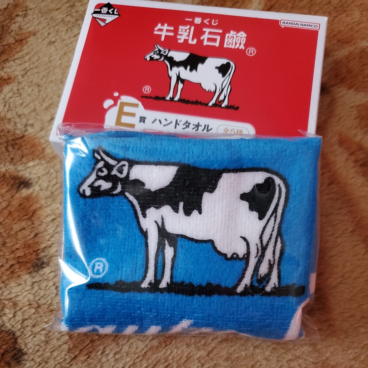 一番くじ 牛乳石鹸 Ｅ賞ハンドタオル 青箱 牛柄 ２枚セットの画像2