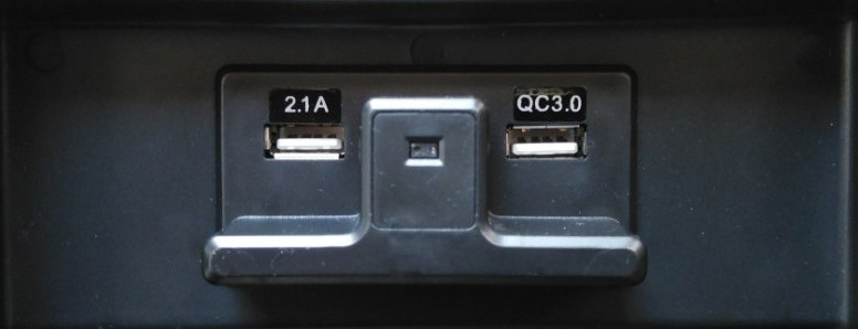HIACE ハイエース 200系 スーパーGL 標準／ワイド兼用 ワゴンGL グランドキャビン 専用 コンソール内トレイ LED照明付 USBポート２個付_画像5