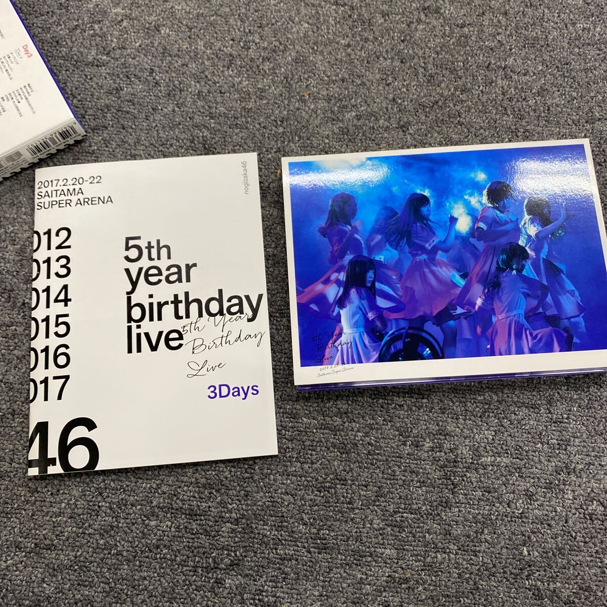 03737 乃木坂46 正規品 ブルーレイ 5th YEAR BIRTHDAY LIVE 2017.2.20-22 SAITAMA SUPER ARENA (完全生産限定盤) (Blu-Ray) 動作未確認の画像4