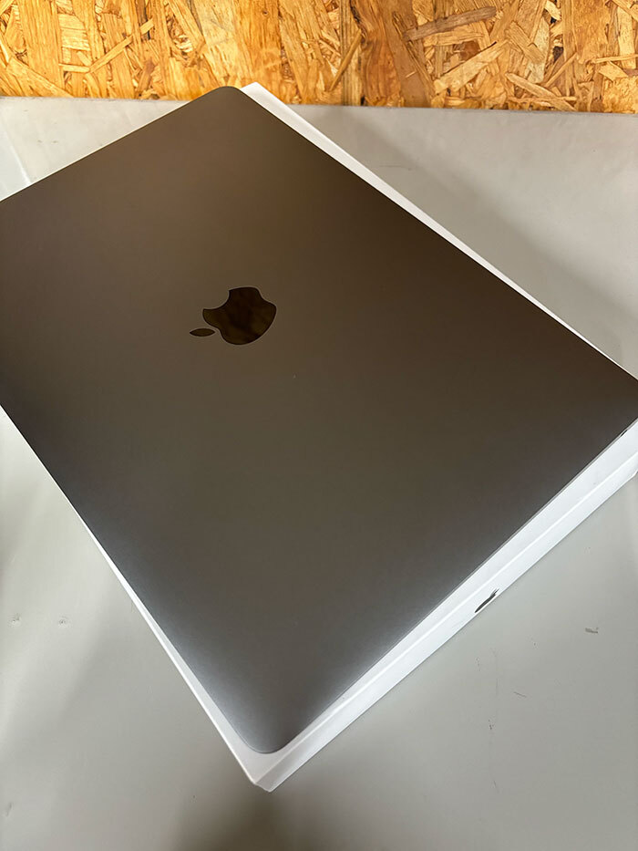 MacBook Air 2020年 A2337 13インチ メモリ16GB SSD256GB 充放電回数3回 中古 スペースグレーの画像4