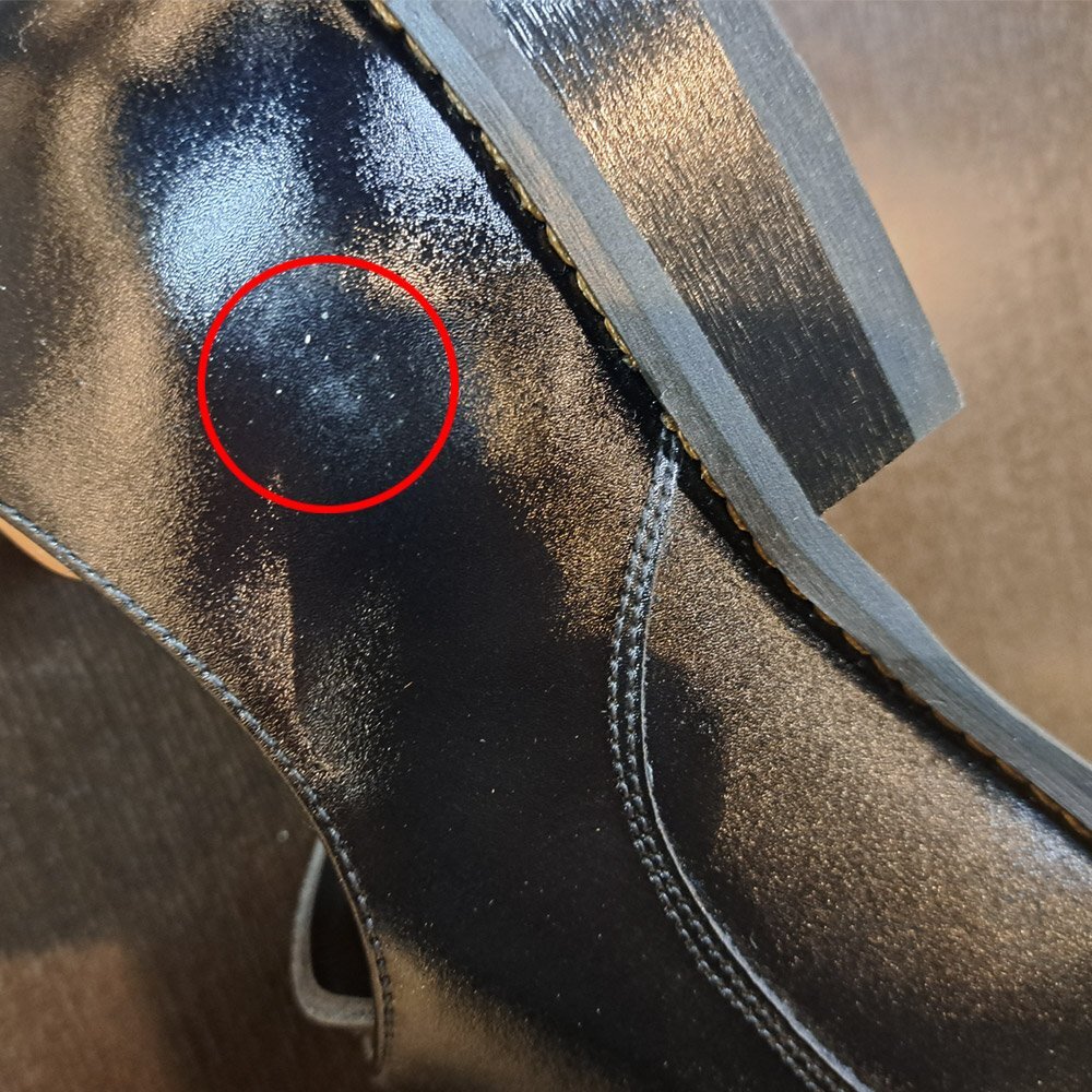新品 訳あり 28.0cm 日本製 革靴 天然皮革 撥水 ビジネスシューズ メンズ 外羽根 ストレートチップ ロングノーズ ブラック 黒 レザー 幅広_右足内側踵付近に白い汚れ擦れがあります