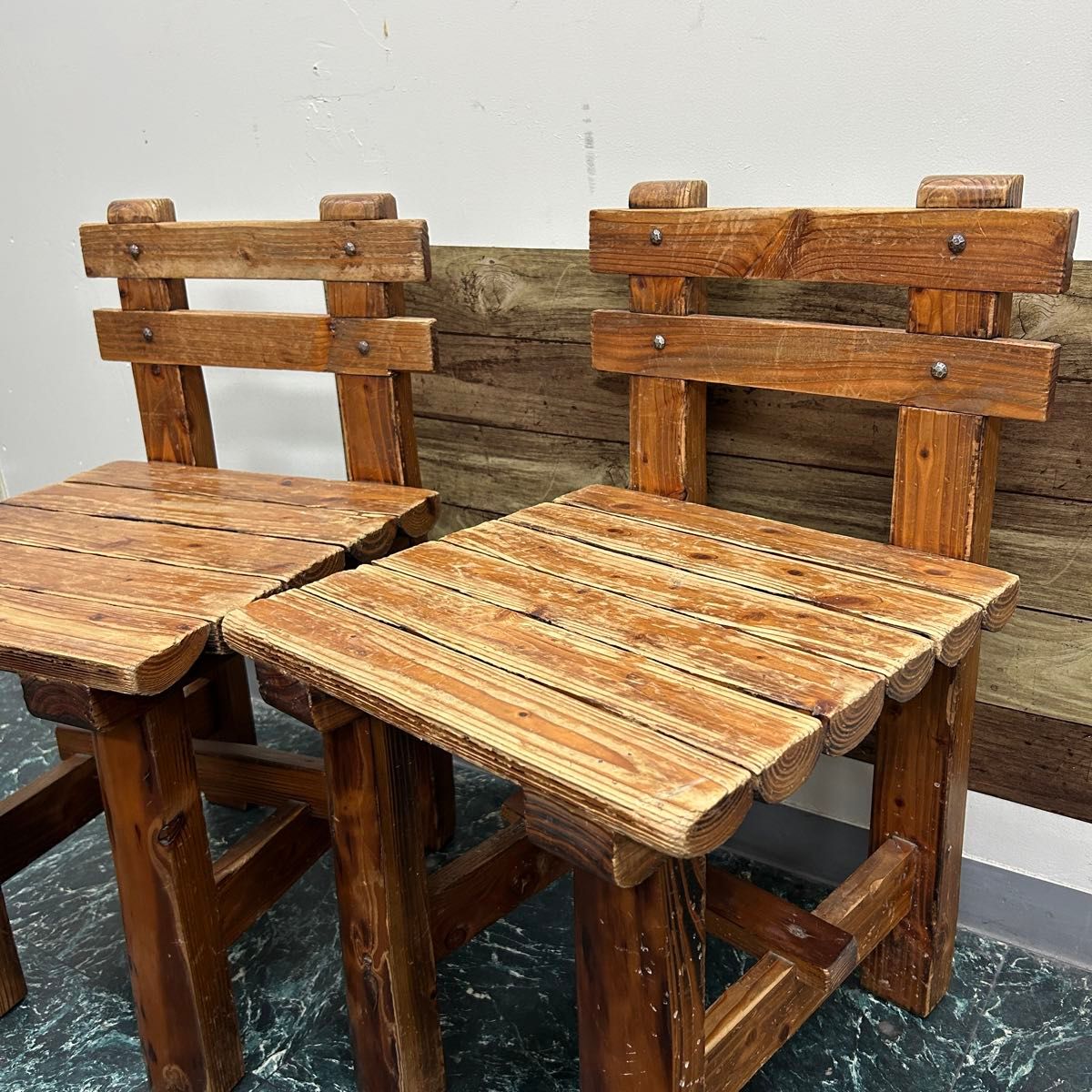 セール 貴重品 天然木材 カラマツ 二つ割 木組み工法  木製椅子 2脚セット  チェア 木製 椅子  家具