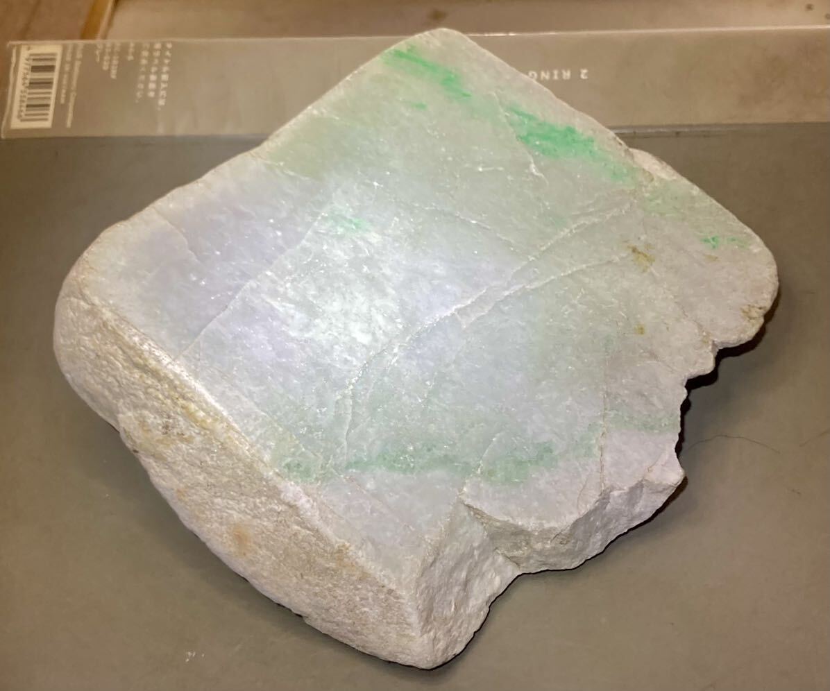 ミャンマー産巨石天然本翡翠原石2.40kg1面カット磨き済み［JADEITE］綺麗^ ^