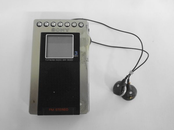 AN24-155 ジャンク扱い SONY ソニー TV AM/FM ワイドFM ポケット ラジオ SRF-R633V ポータブル レトロ 動作未確認 tm24-34_画像1