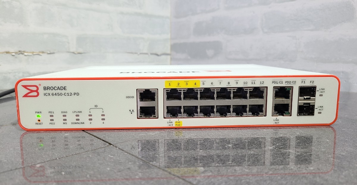 【現状品】管1Z15 BROCADE ICX 6450-C12-PD イーサネットスイッチ 通電OK の画像1