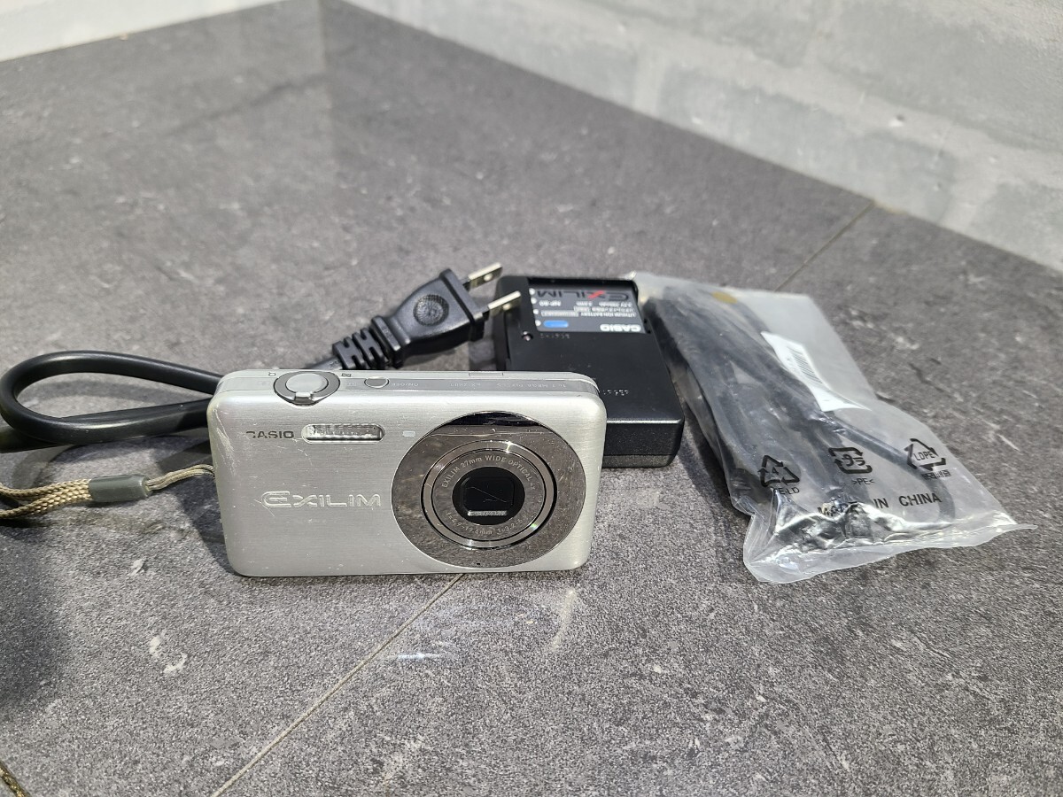 【中古動作品】管1Z95 CASIO EXILIM EX-Z800 コンパクトデジタルカメラ シルバー_画像1