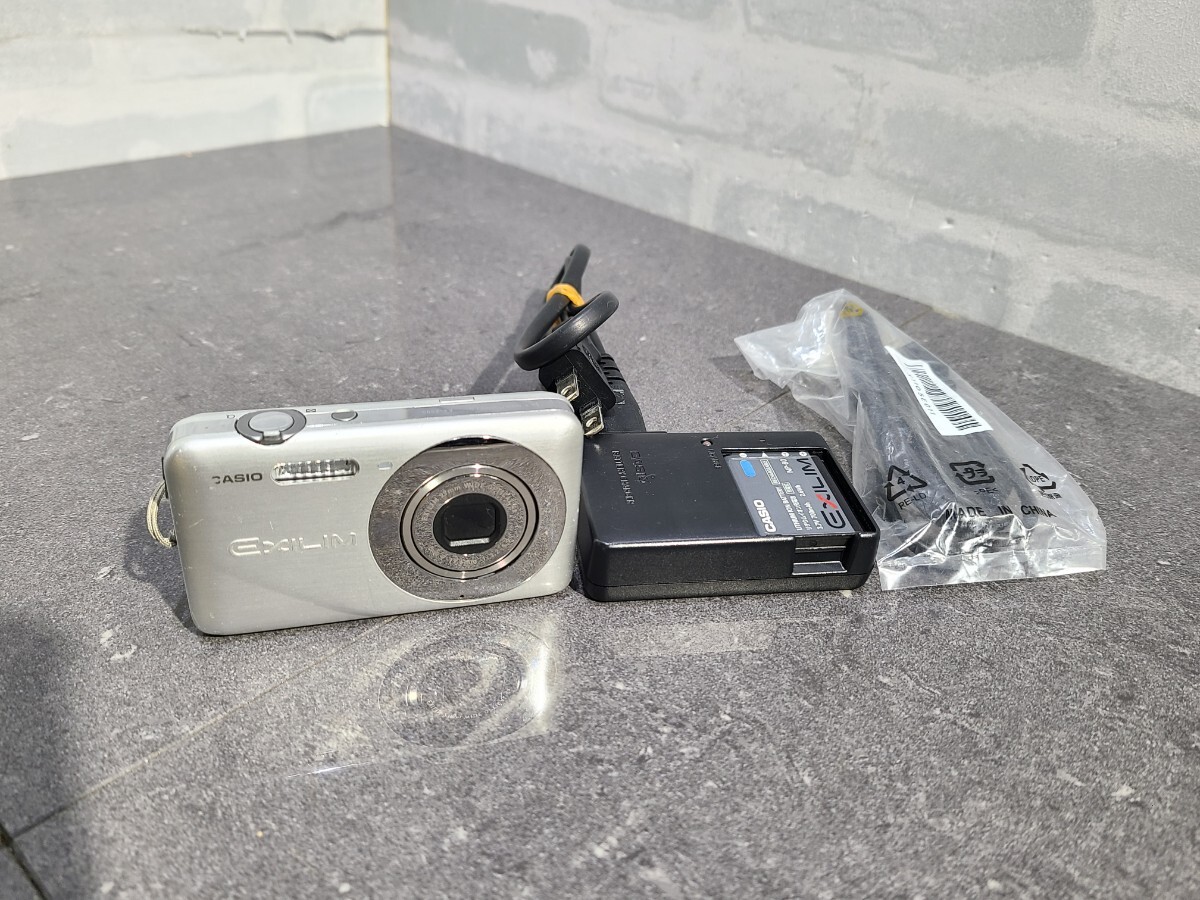 【現状品】管1Z98 CASIO EXILIM EX-Z800 コンパクトデジタルカメラ シルバー