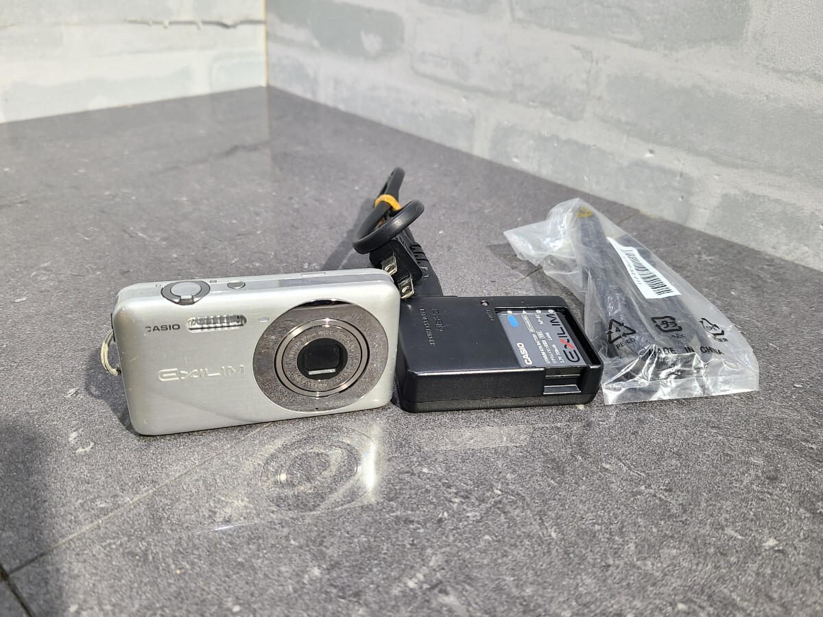 【現状品】管1Z98 CASIO EXILIM EX-Z800 コンパクトデジタルカメラ シルバー_画像1