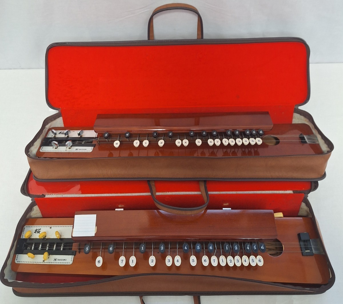 [ secondhand goods / traditional Japanese musical instrument / Taisho koto ]{ consigning goods }SUZUKI Suzuki Taisho koto [ Suzuki musical instruments factory made ] in the case pick less / sound soup verification / total 2 piece 