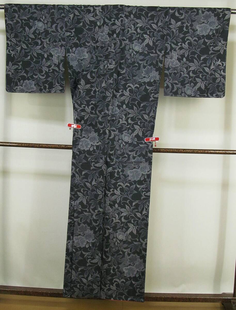 AM714　正絹　紬　着物　黒地　花柄　身丈155ｃｍ_画像6