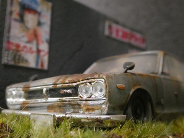 昭和レトロ 1/32 NISSAN スカイライン 2000GT-R ハコスカ 情景ジオラマ完成品 ケース付_画像1