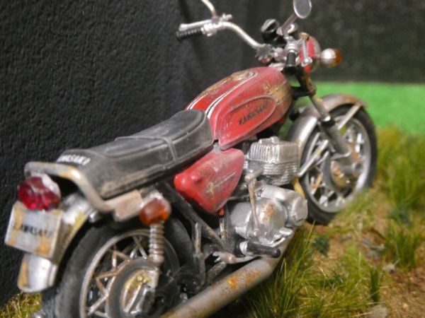 昭和レトロ 1/24 KAWASAKI 500SS マッハⅢ 情景ジオラマ完成品 ケース付の画像8